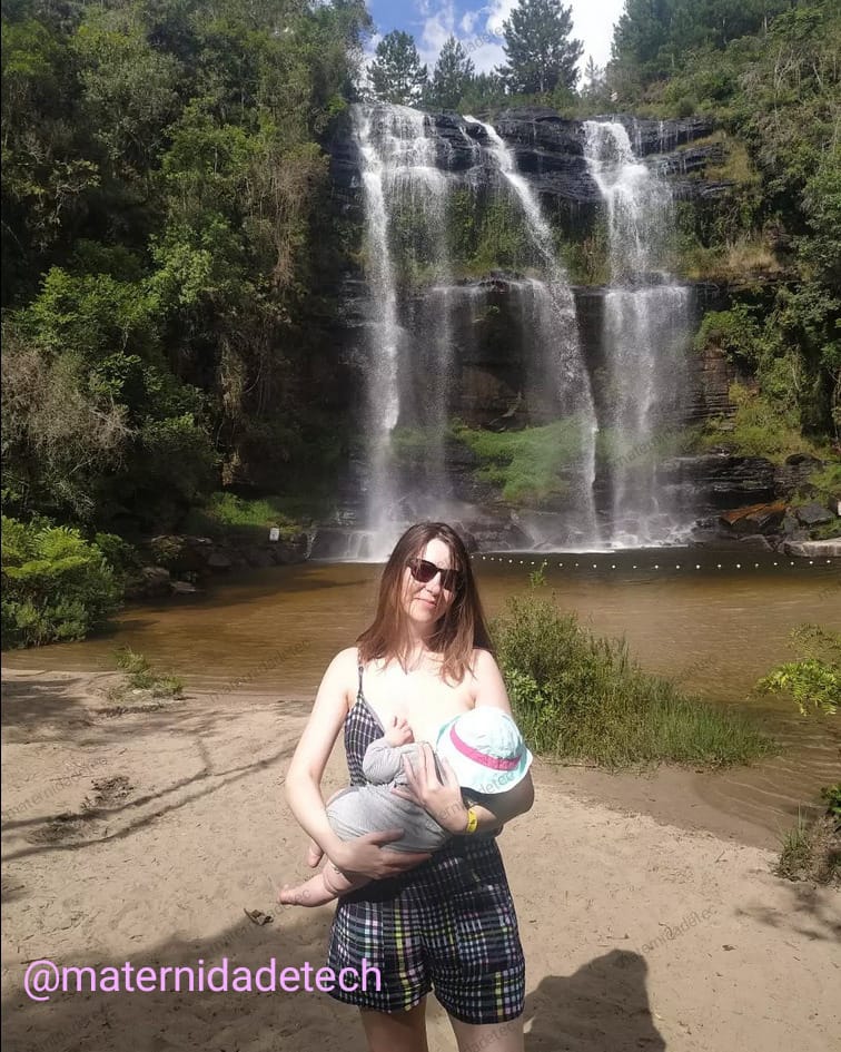 Simone amamentando na Cachoeira da Mariquinha - Ponta Grossa (PR)